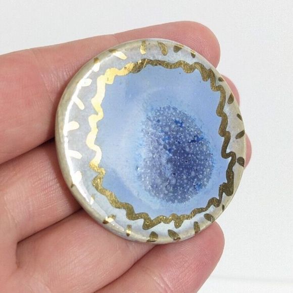 Round Artisan Signed Ceramic Brooch - Signed J. Scheilter Blue And Gold Toned - Picture 3 of 7